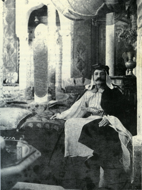 Pierre Loti dans sa mosquée reconstituée à Rochefort